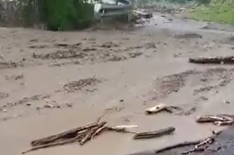 Mračne napovedi se uresničujejo: močne nevihte zajele državo (ponekod je že padala toča) (foto: posnetek zaslona/Facebook Koroška Čveka)