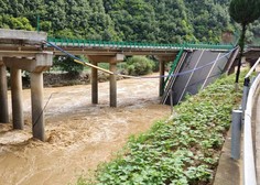 Most zgrmel v reko, umrlo najmanj 11 ljudi (več kot 30 je pogrešanih)