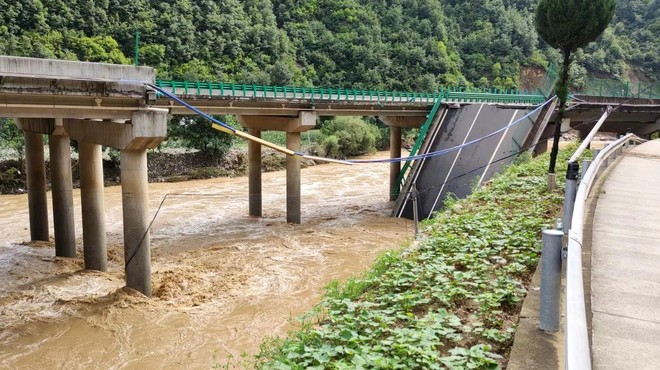 Most zgrmel v reko, umrlo najmanj 11 ljudi (več kot 30 je pogrešanih) (foto: Xinhua/STA)