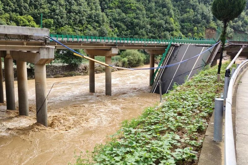 Most zgrmel v reko, umrlo najmanj 11 ljudi (več kot 30 je pogrešanih) (foto: Xinhua/STA)