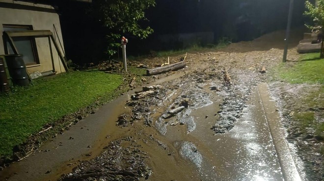 Vremenske nevšečnosti niso pustile Slovencem spati: toča, poplavljeni objekti, plazovi ... (foto: Facebook/Občina Muta)