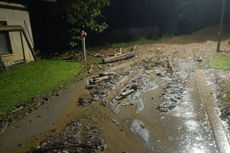 Vremenske nevšečnosti niso pustile Slovencem spati: toča, poplavljeni objekti, plazovi ... (foto: Facebook/Občina Muta)