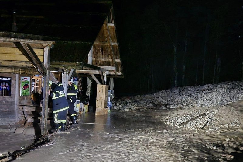 Na Gorenjskem reševali dve skupini skavtov, v Logarski dolini več ujetih planincev (FOTO) (foto: Facebook/Lovro Vrsnik)