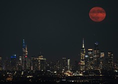 Magična noč: fotograf je v objektiv ujel osupljive podobe polne lune (FOTO)