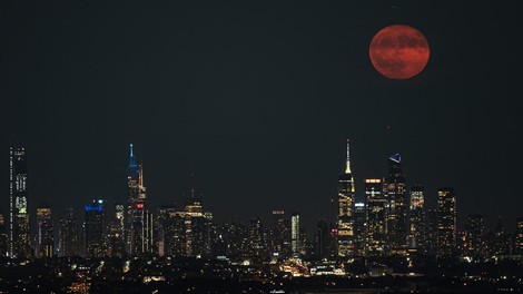 Magična noč: fotograf je v objektiv ujel osupljive podobe polne lune (FOTO)