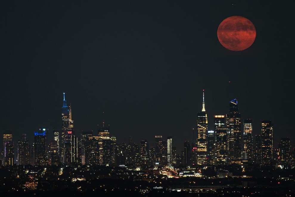 Magična noč: fotograf je v objektiv ujel osupljive podobe polne lune (FOTO)