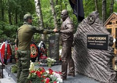V Rusiji postavili kip Prigožinu, vandali niso niti malo omahovali (poglejte, kaj so mu dali v roko!)