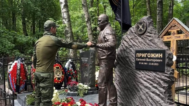 V Rusiji postavili kip Prigožinu, vandali niso niti malo omahovali (poglejte, kaj so mu dali v roko!) (foto: Profimedia)