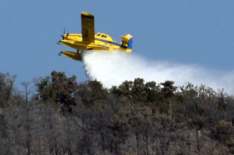 Poškodbe slovenskega Air Tractorja, ki se mu med pristajanjem niso odprla kolesa, niso hude: poteka podroben pregled (foto: Borut Živulović/Bobo)