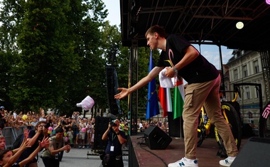 Tako so navijači v Ljubljani sprejeli Tadeja Pogačarja (FOTO)