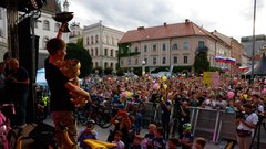 Tako so navijači v Ljubljani sprejeli Tadeja Pogačarja (FOTO)