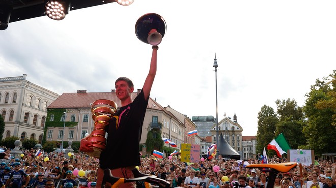 Tako so navijači v Ljubljani sprejeli Tadeja Pogačarja (FOTO) (foto: Bobo)