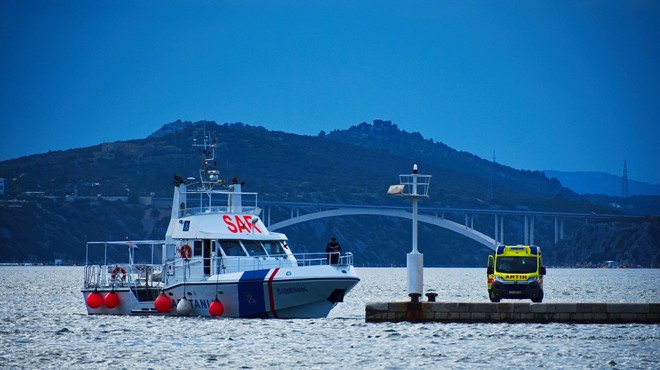 Dekle ob skoku v morje zaradi šale skoraj ostalo brez noge, kdo bo odgovarjal? (foto: Profimedia)