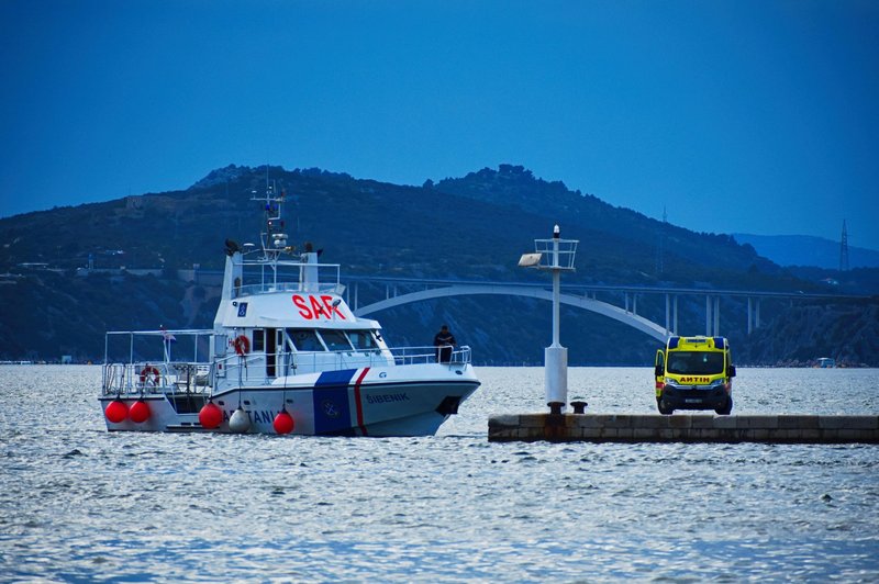 Dekle ob skoku v morje zaradi šale skoraj ostalo brez noge, kdo bo odgovarjal? (foto: Profimedia)