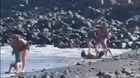 VIDEO: Drama na priljubljeni plaži, starši bežali z otroki, ki so jokali od šoka