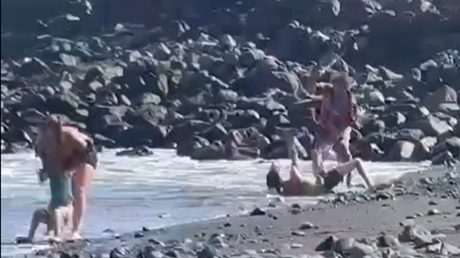 VIDEO: Drama na priljubljeni plaži, starši bežali z otroki, ki so jokali od šoka (foto: Facebook/Posnetek zaslona)