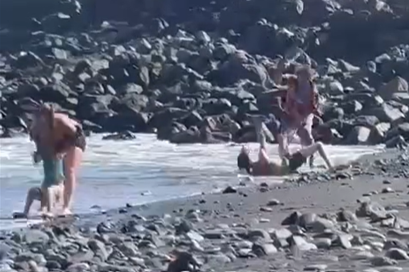 VIDEO: Drama na priljubljeni plaži, starši bežali z otroki, ki so jokali od šoka (foto: Facebook/Posnetek zaslona)