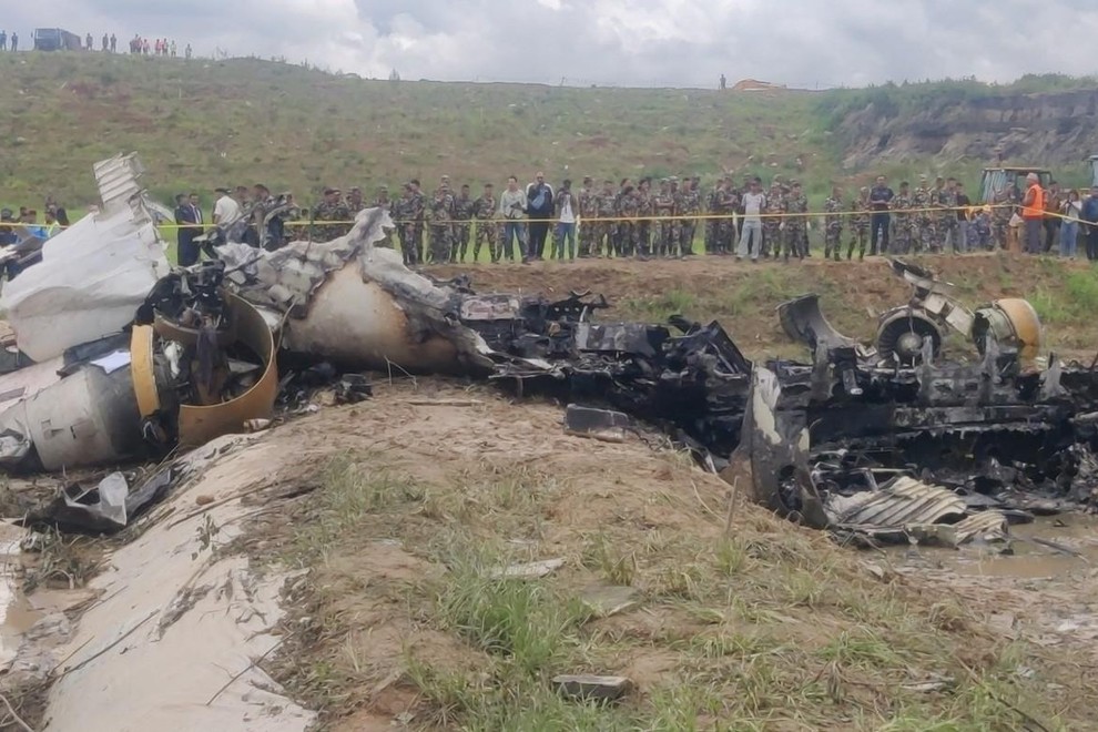 Huda nesreča: v strmoglavljenju potniškega letala preživel le pilot (VIDEO in FOTO)