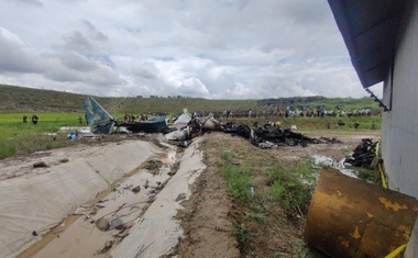 Huda nesreča: v strmoglavljenju potniškega letala preživel le pilot (VIDEO in FOTO)