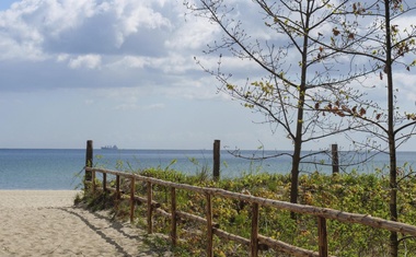 Peščene plaže poleti polne ljudi, nočitev v hotelu pa v povprečju stane 60 evrov