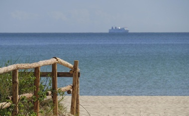 Peščene plaže poleti polne ljudi, nočitev v hotelu pa v povprečju stane 60 evrov