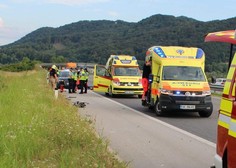 Huda prometna nesreča na dolenjski avtocesti: voznik tovornega vozila trčil v moškega