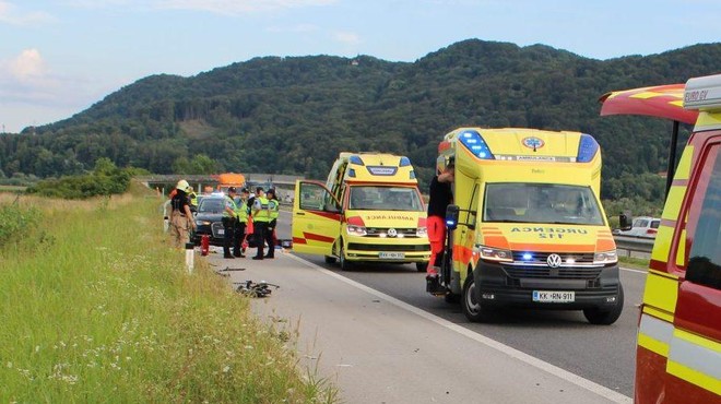 Huda prometna nesreča na dolenjski avtocesti: voznik tovornega vozila trčil v moškega (foto: PGE Krško - Slovenija)