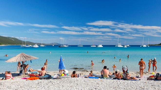 Plaža v naši bližini, ki jo pogosto primerjajo s Karibi: turkizno morje, osupljive naravne lepote, pomirjujoč zvok škržatov ... (foto: Profimedia)