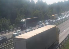 Primorska avtocesta zaprta zaradi prometne nesreče: nastaja zastoj (preverite, kje je obvoz)