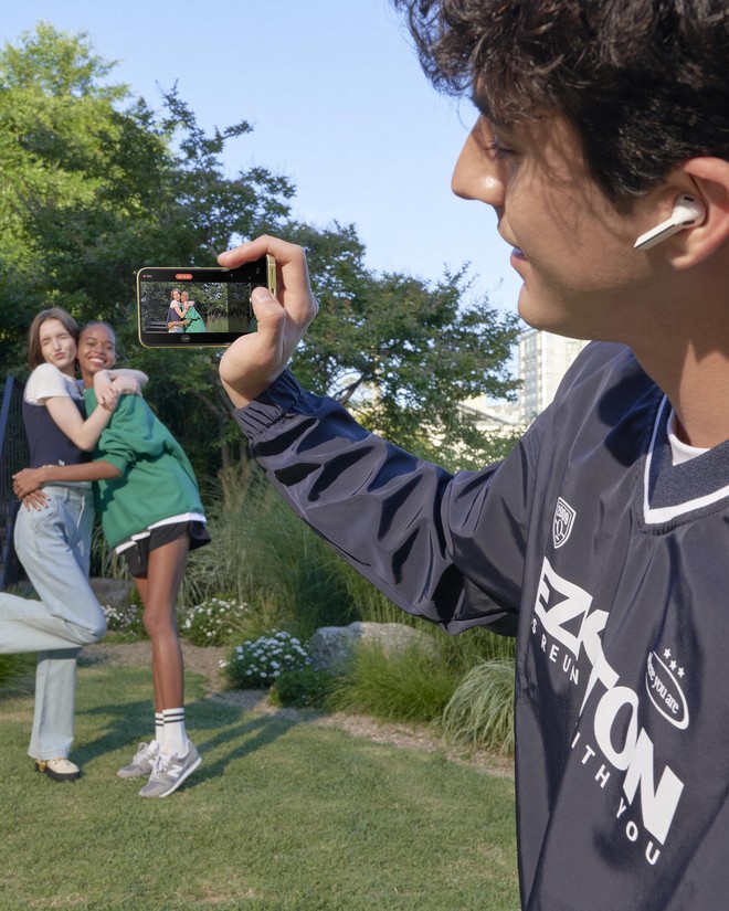 Se odpravljate na zanimivo potovanje, po katerem boste za prijatelje pripravili fotopotopis? Potem vzemite s seboj tega pomočnika! (foto: Samsung)