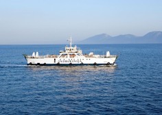 Pred hrvaškim otokom obtičal trajekt z več sto potniki na krovu