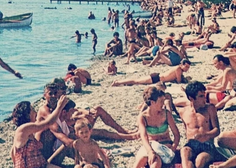 Nostalgična fotografija s plaže v bivši Jugoslaviji je pravi hit: vsi opazili samo eno stvar ...