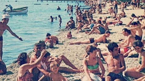 Nostalgična fotografija s plaže v bivši Jugoslaviji je pravi hit: vsi opazili samo eno stvar ...