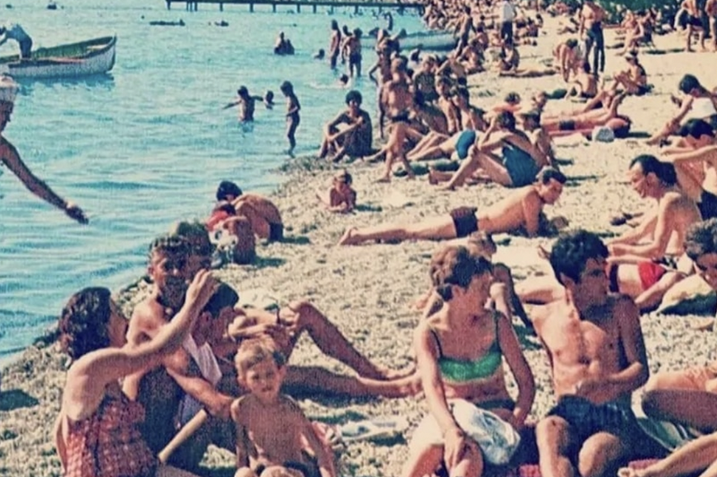 Nostalgična fotografija s plaže v bivši Jugoslaviji je pravi hit: vsi opazili samo eno stvar ... (foto: Facebook/Nostalgija)