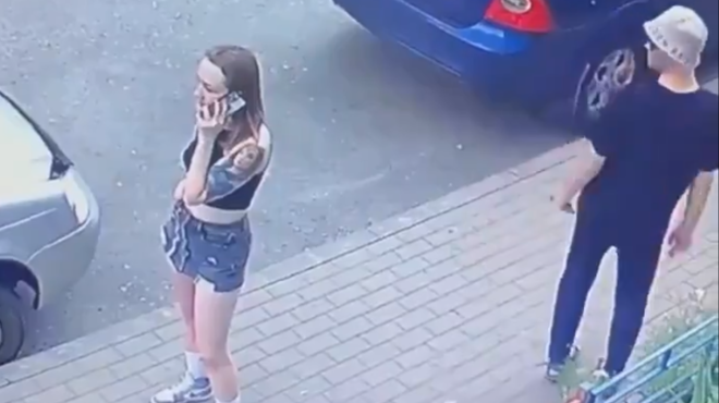 Perverznež poskušal na cesti nadlegovati mlado dekle: njena bliskovita reakcija je presenetila vse (VIDEO)