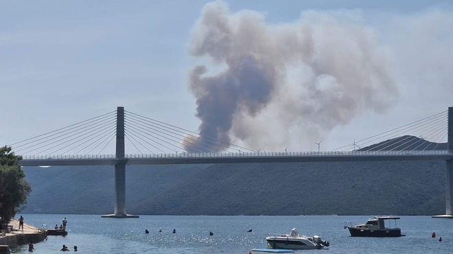 Obsežen požar v Dalmaciji nedaleč od Pelješkega mostu: "Ne kaže dobro ... " (VIDEO) (foto: Facebook/Vatrogasci - 193)