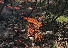 Na Krasu ponovno izbruhnil požar, na kraj prihiteli gasilci