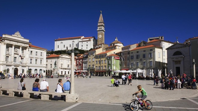 Incident v Piranu: moški po Tartinijevem trgu hodil z nožem v roki (foto: Profimedia)