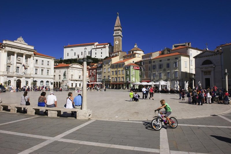 Incident v Piranu: moški po Tartinijevem trgu hodil z nožem v roki (foto: Profimedia)