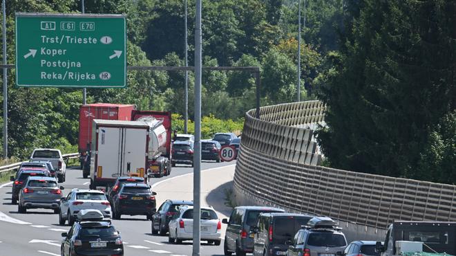 Pozor! Zaradi nesreč zaprtih več cest, nastajajo zastoji (foto: Bobo/Žiga Živulović)