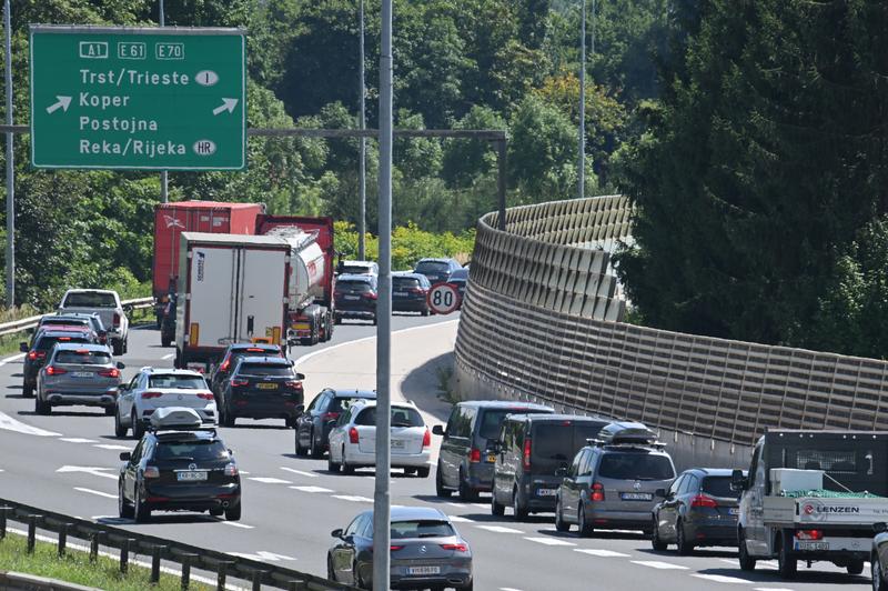 Pozor! Zaradi nesreč zaprtih več cest, nastajajo zastoji (foto: Bobo/Žiga Živulović)