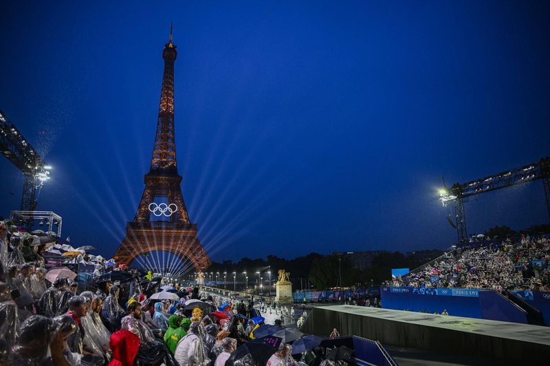 Otvoritev olimpijskih iger pravi spektakel: slovenski športniki so že zbrani nasproti Eifflovega stolpa (foto: Profimedia)