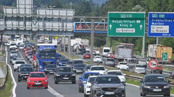 Na naših cestah se vijejo kolone pločevine, prihaja do številnih zastojev (foto: Žiga Živulović Jr./Bobo)