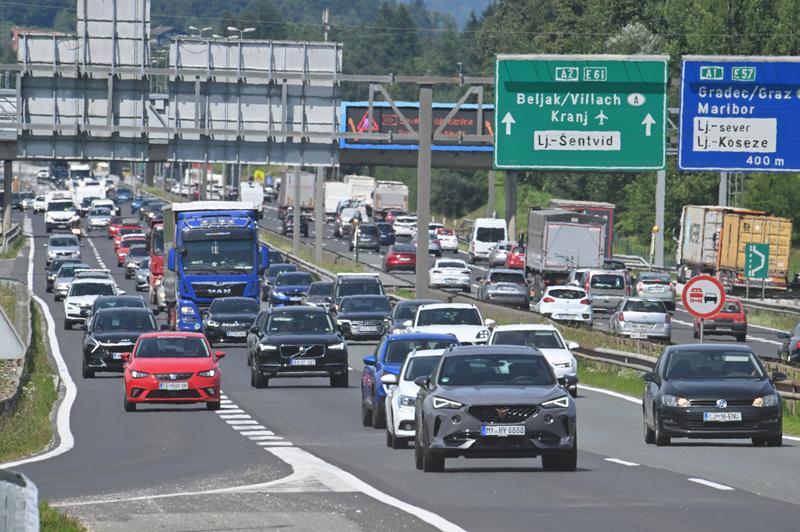 Na naših cestah se vijejo kolone pločevine, prihaja do številnih zastojev (foto: Žiga Živulović Jr./Bobo)