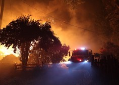 Požar požira vse pred sabo: zanetil naj bi ga moški, ki je svoj goreč avto potisnil v brezno