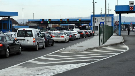 Drama na mejnem prehodu: policisti ustavili avtobus in postali sumničavi zaradi ene stvari