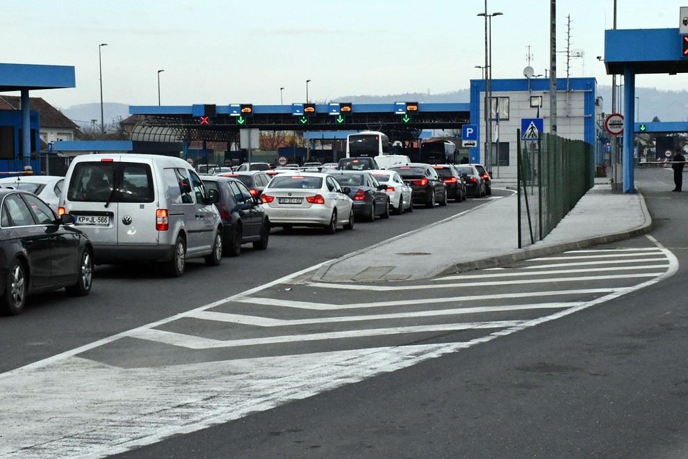 Nadzor na meji z Madžarsko in Hrvaško še naslednjih šest mesecev