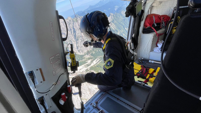 Gorski reševalci s helikopterjem dvakrat posredovali v gorah: reševali starejšo žensko in tujega državljana (foto: PU Kranj)