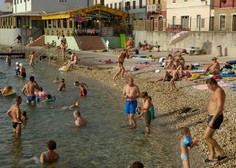 Občani besni kot ris: ogradili javno plažo in začeli zaračunavati vstopnino