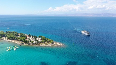 Domačini s priljubljenega otoka besni kot ris: "Turisti se tu izkrcajo, pijejo in jedo pa na ladjah, mi nimamo nič od tega!"